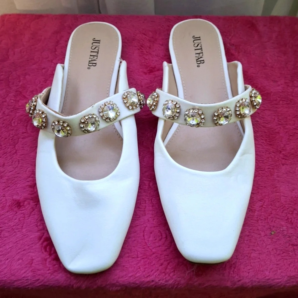 White  open back mule, jeweled strap, size 7.5 us, excellent used condition